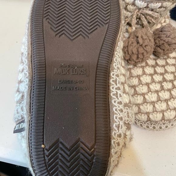 4/$20 Muck Luks Slippers with Pom Poms NEW - Picture 3 of 3